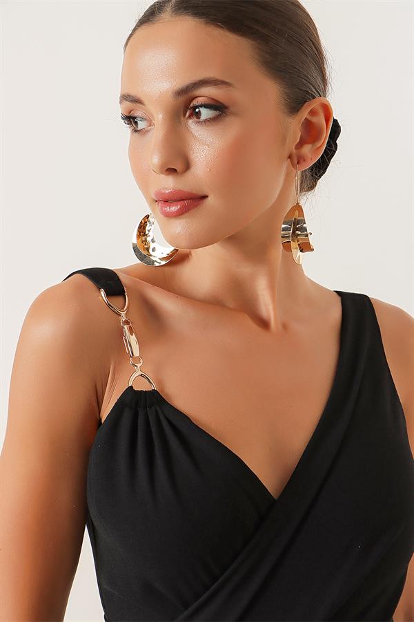 Combinaison asymétrique en crêpe avec accessoires métalliques et col cache-cœur