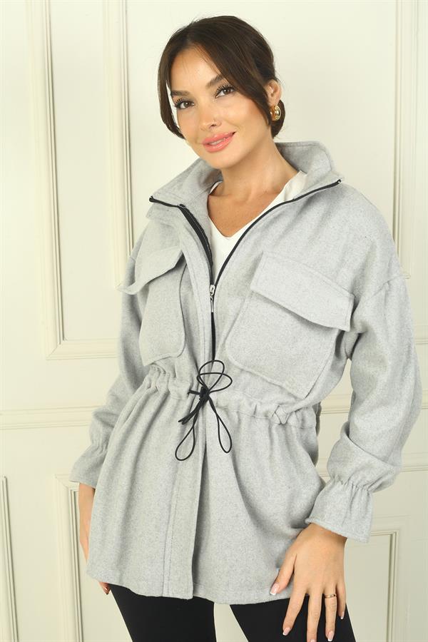 Manteau en cachemire pour femme avec fermeture éclair sur le devant, taille et poignets froncés, et double poche.