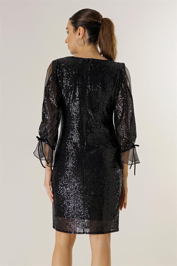 Robe longue à manches courtes doublée d'organza et ornée de sequins