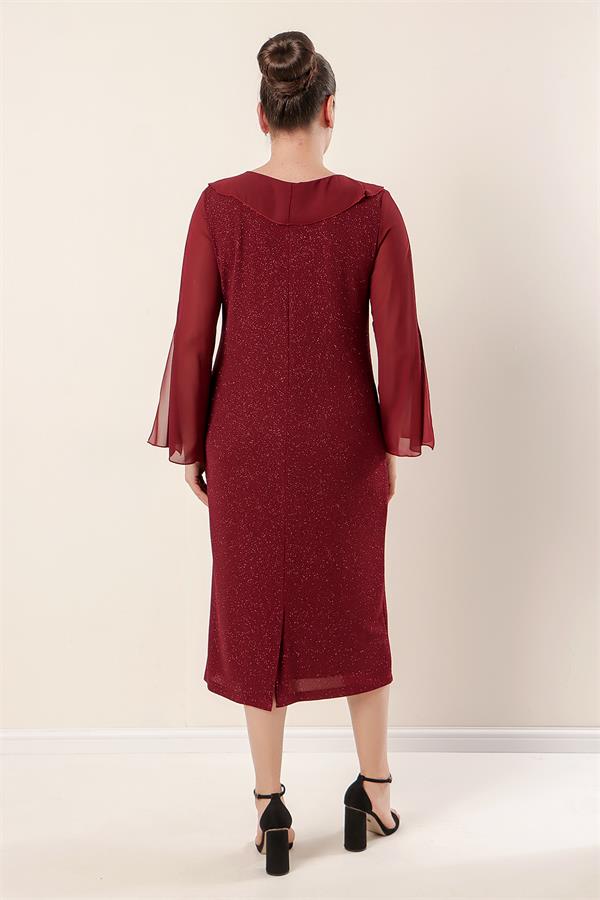 Robe grande taille avec doublure en mousseline au col et aux manches, lycra et paillettes.