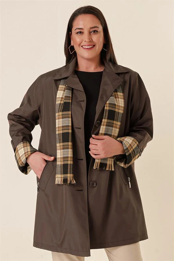 TRENCH BONDIT GRANDE TAILLE AVEC POCHES DOUBLÉES ET ZIPPÉES, ET ÉCHARPE EN ACCESSOIRE.