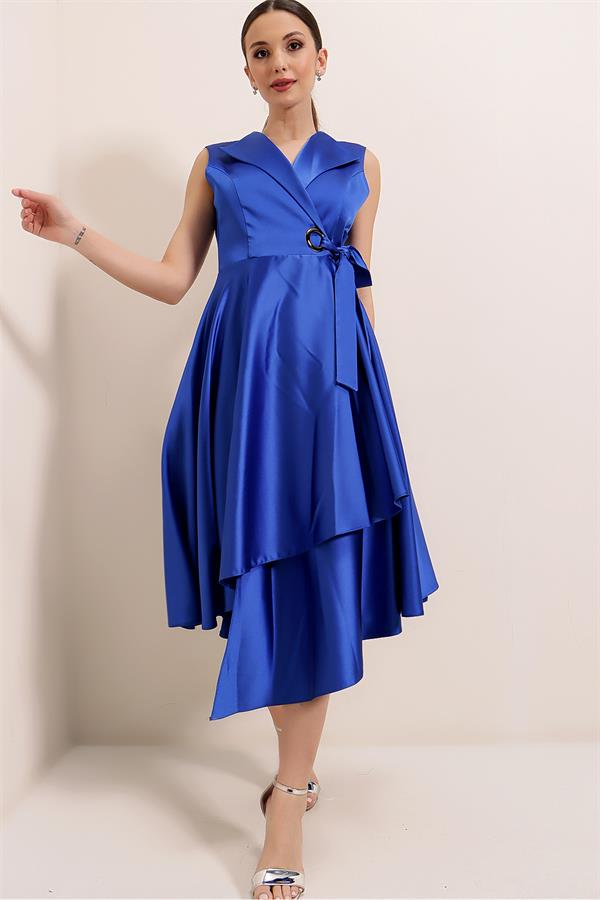 Robe en satin à encolure cache-cœur et laçage