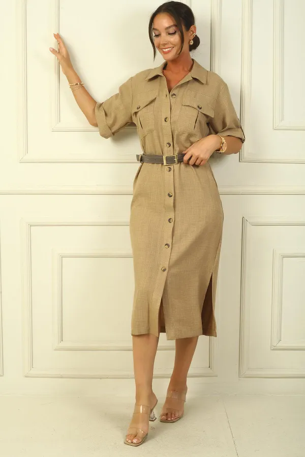Robe longue boutonnée sur le devant, ceinture à la taille et double poches, finition effet lin.