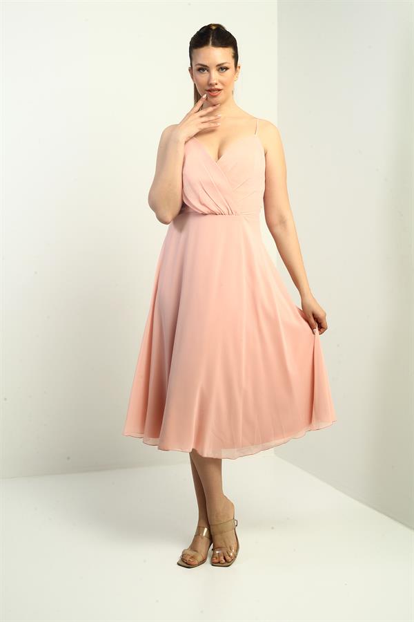 Robe en mousseline évasée à bretelles croisées et dos lacé, doublée, avec encolure cache-cœur et bretelles.