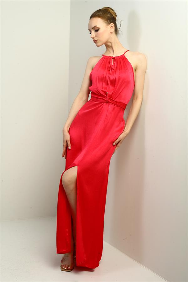 Robe longue en velours côtelé satiné à bretelles, col halter et ceinture fendue sur le devant pour femme