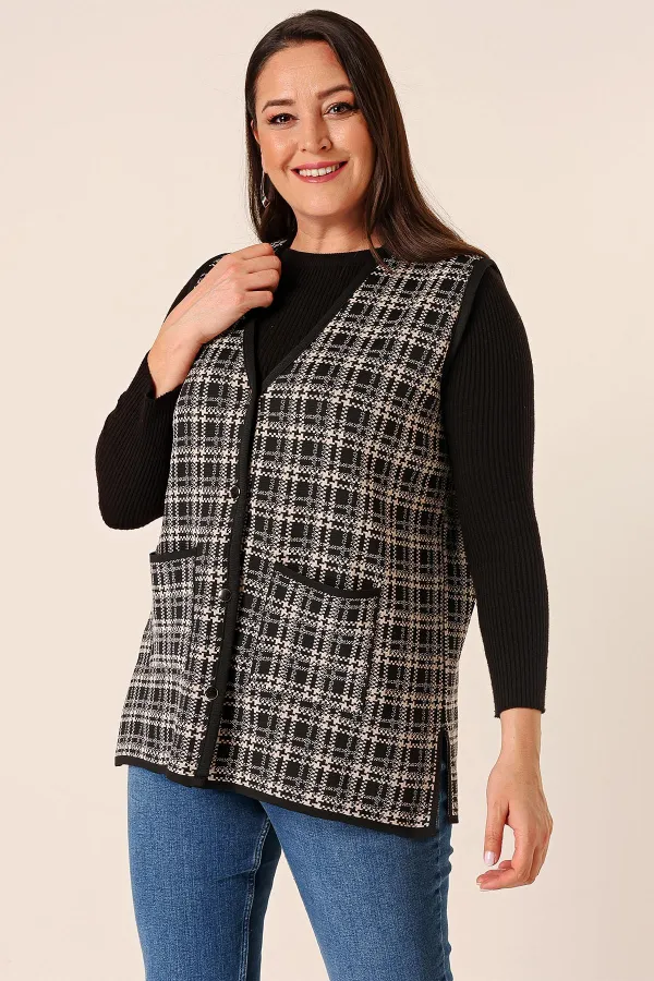 Gilet en tricot grande taille à poches et motifs écossais avec boutons métalliques sur le devant