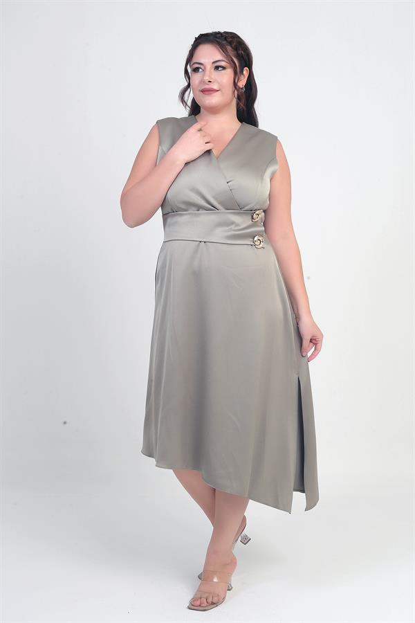 Robe asymétrique grande taille en crêpe satin à encolure cache-cœur et boutons décoratifs