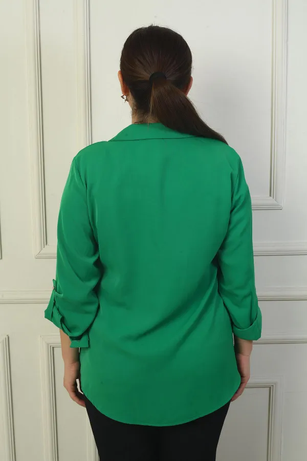 Chemise grande taille en crêpe satin pour femme avec manches repliées et détails en pierre