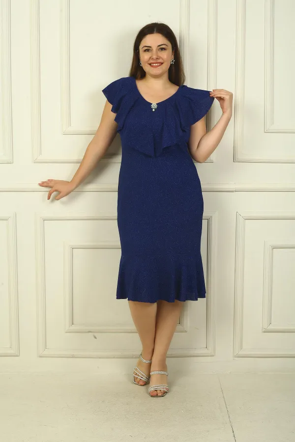 Robe grande taille pailletée avec col à volants et broche