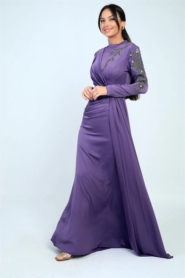 Robe hijab en crêpe satin doublée, ornée de pierres et froncée sur le devant