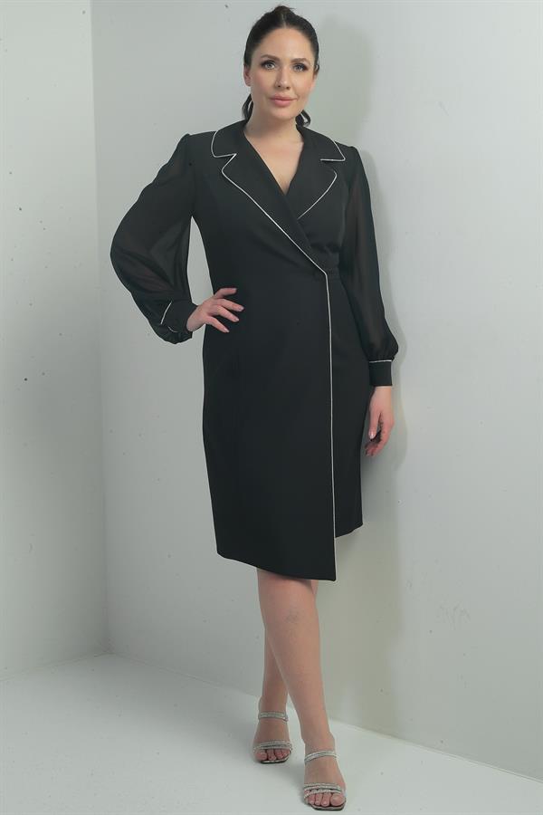 Robe courte grande taille en mousseline à manches courtes et col cache-cœur, bouton unique.