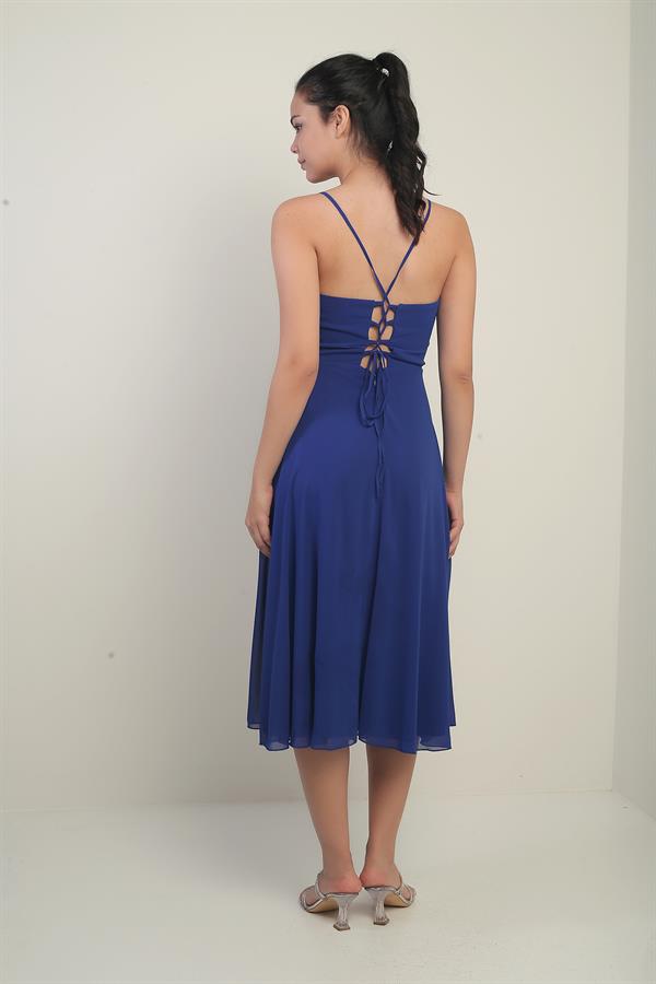 Robe en mousseline évasée à bretelles croisées et dos lacé, doublée, avec encolure cache-cœur et bretelles.