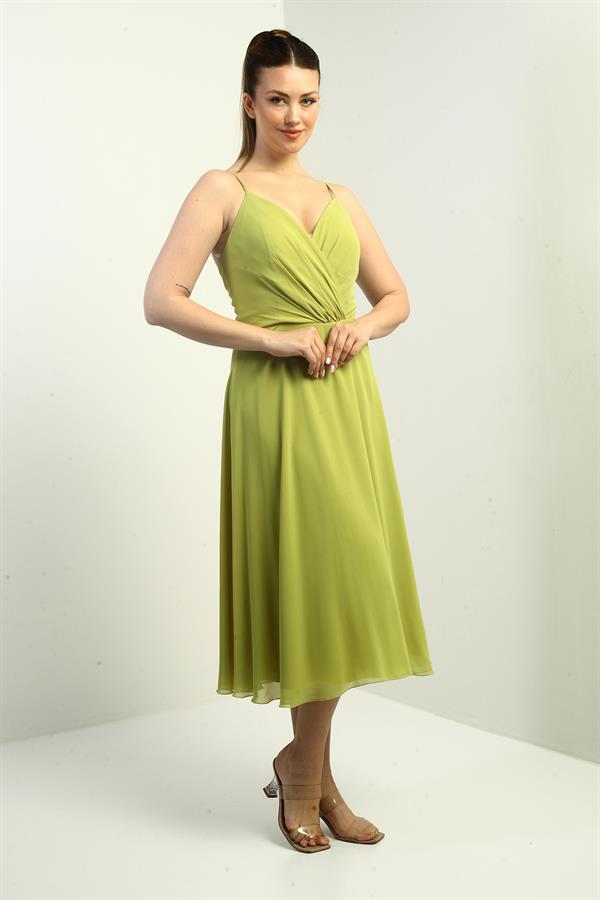 Robe en mousseline évasée à bretelles croisées et dos lacé, doublée, avec encolure cache-cœur et bretelles.