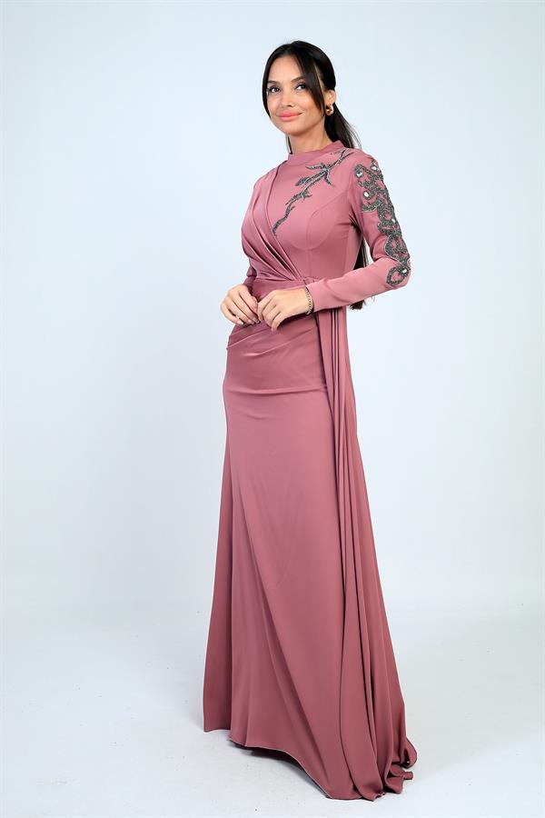 Robe hijab en crêpe satin doublée, ornée de pierres et froncée sur le devant