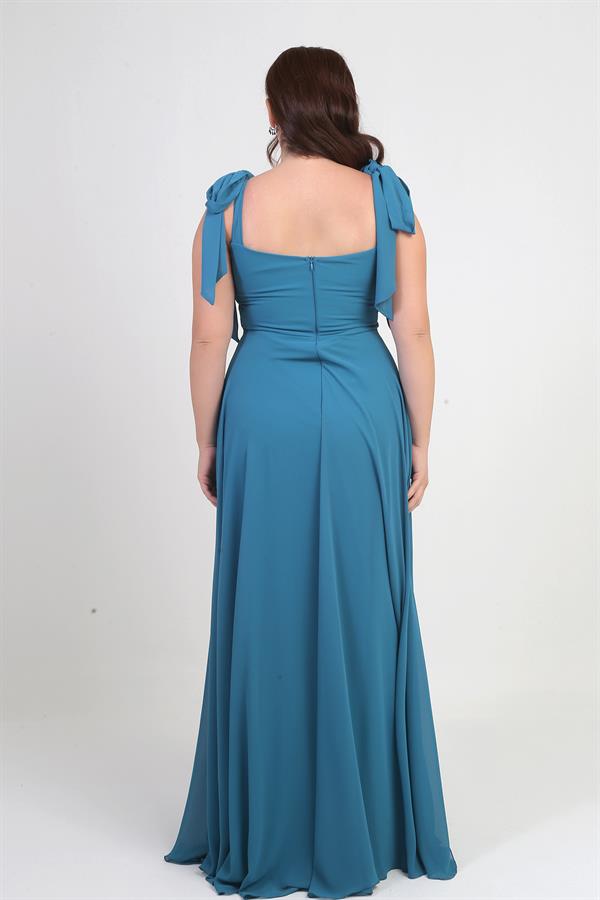 Robe longue en crêpe mousseline de soie, doublée, à col en V et épaules dénudées, disponible en grandes tailles.