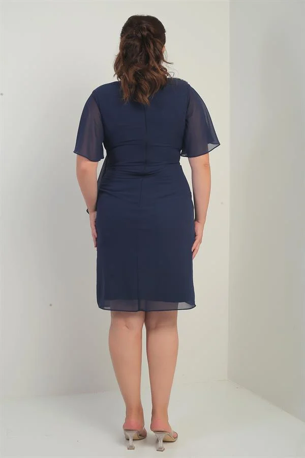 Robe en mousseline grande taille pour femme, ornée de cristaux aux épaules et à la taille, doublée et avec pochette.