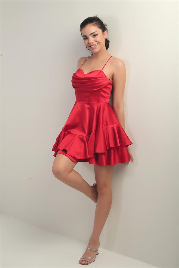 Robe courte en satin à bretelles et armatures, doublée et ornée de plusieurs couches, avec dos nu et bretelles fines.