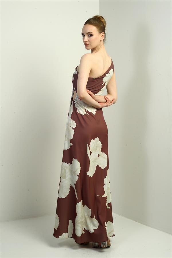 Kadın Tek Omuz Yandan Pencereli Büyük Yaprak Desenli Uzun Krep Saten Elbise