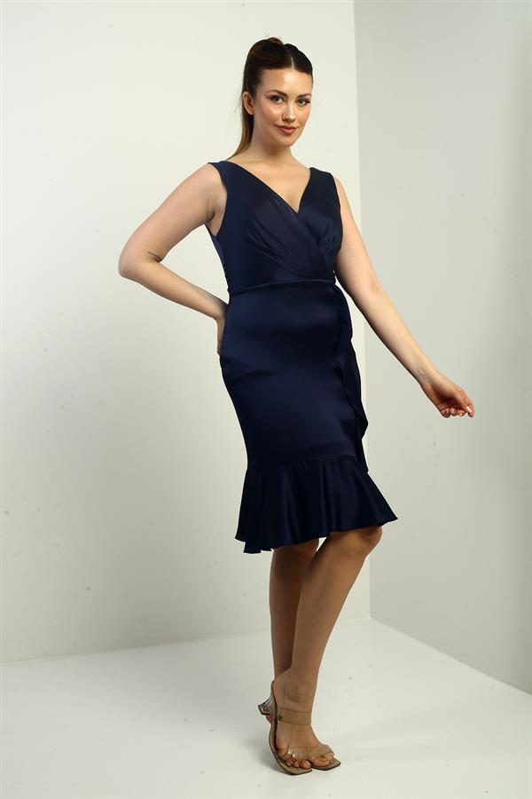 Robe courte en satin pour femme, doublée, à col cache-cœur, drapée sur le devant et ornée de volants.