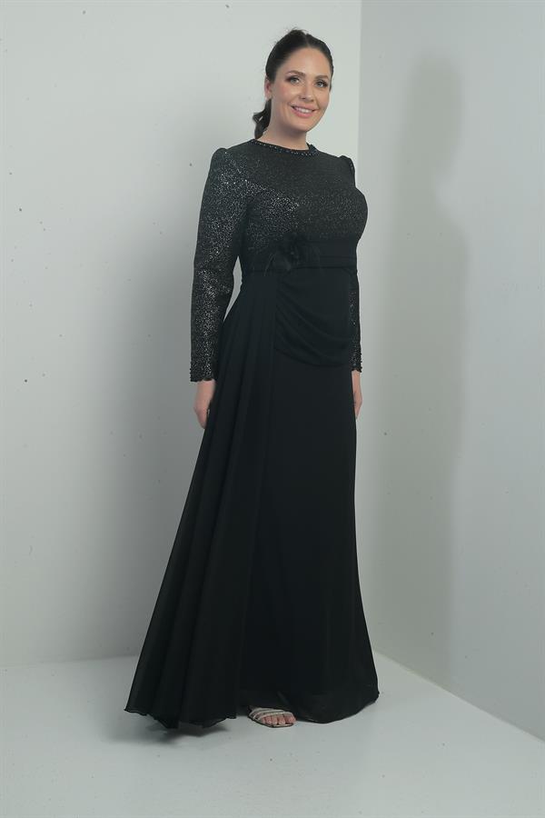 Robe longue en mousseline grande taille pour femme, ornée de sequins et de perles, doublée et drapée à la taille avec un motif floral.