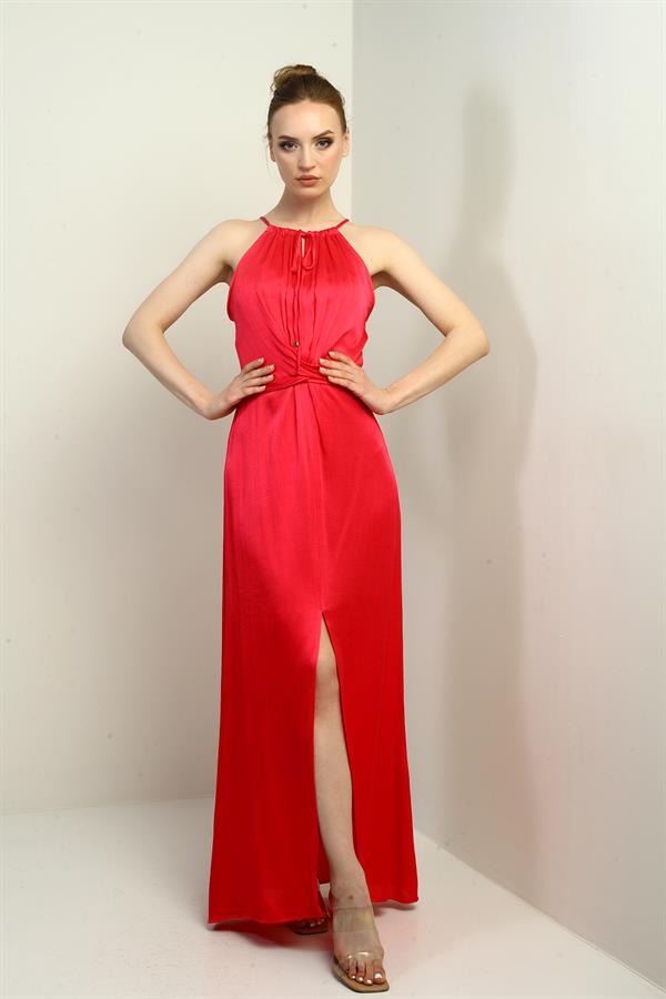 Robe longue en velours côtelé satiné à bretelles, col halter et ceinture fendue sur le devant pour femme