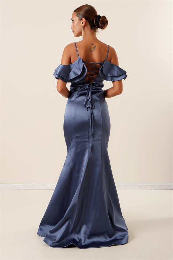 Robe longue en satin doublée, à bretelles, manches tombantes et laçage au dos