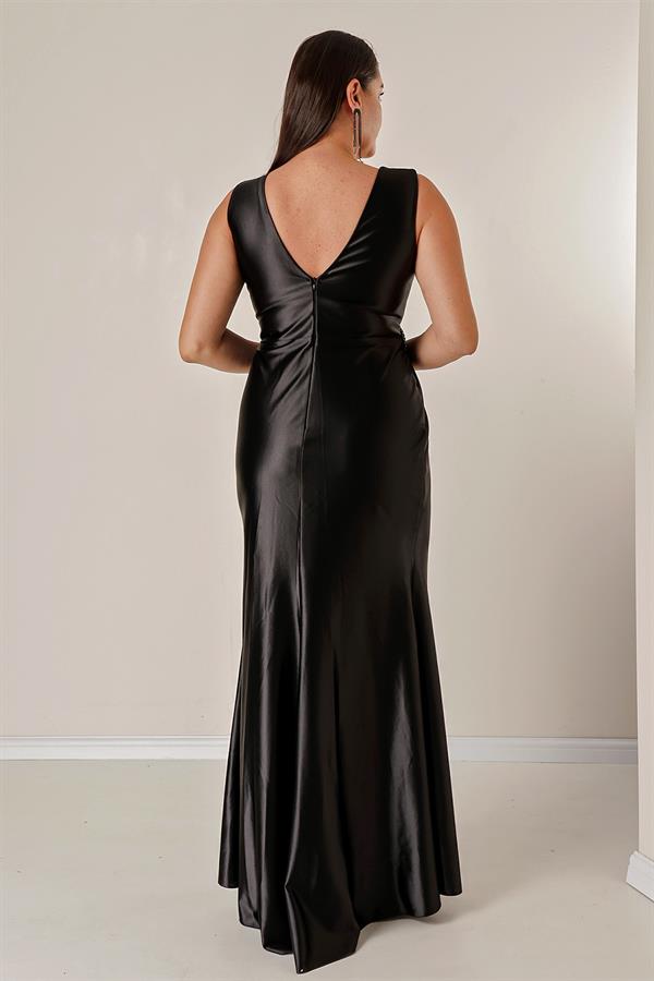 Robe longue en satin grande taille avec drapé sur le devant et détails perlés, doublée
