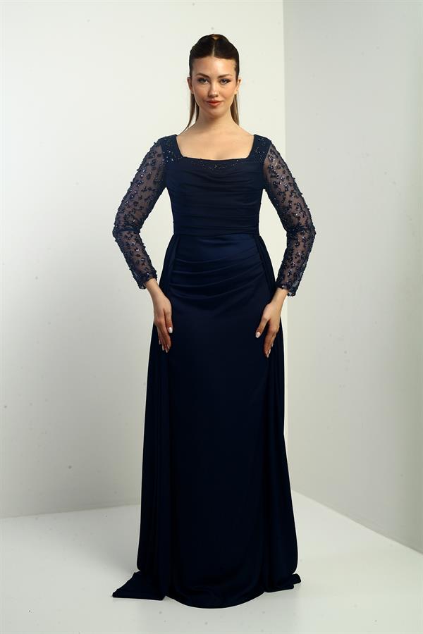 Robe de soirée longue en crêpe satin, doublée, à col carré et manches perlées, coupe ample.