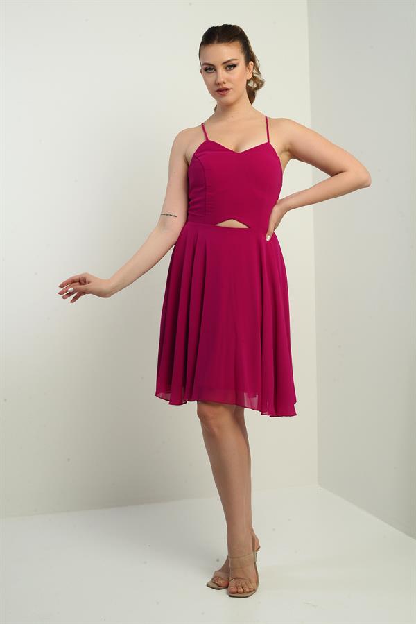 Robe courte évasée en mousseline doublée, à bretelles, à nouer dans le dos et à ouverture sur le devant