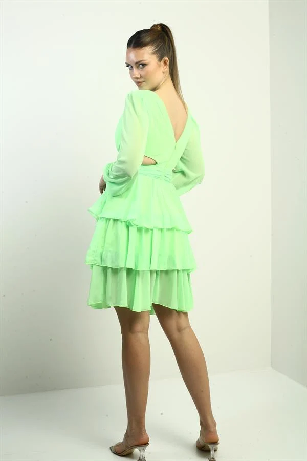 Robe courte en mousseline doublée à volants, décolleté en V devant et dos, taille marquée, pour femme