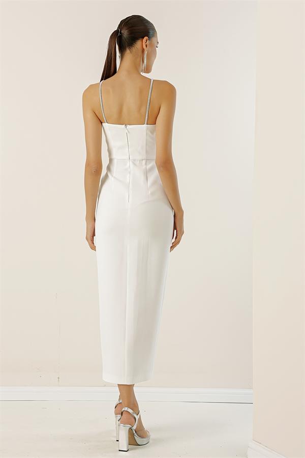 Robe de soirée en crêpe ornée de pierres et fendue sur le devant, doublée.