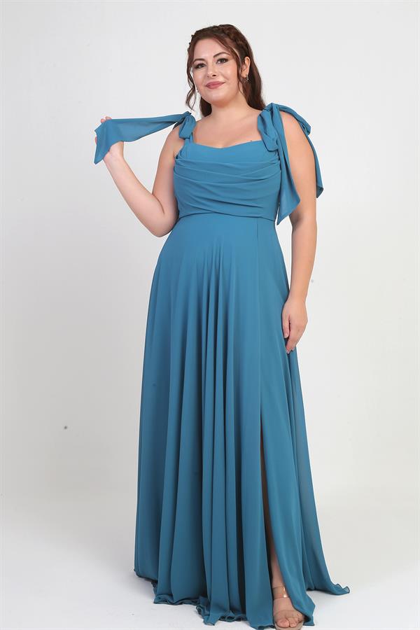 Robe longue en crêpe mousseline de soie, doublée, à col en V et épaules dénudées, disponible en grandes tailles.