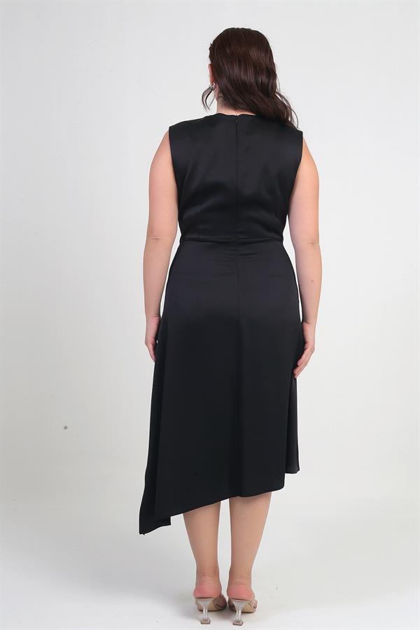 Robe asymétrique grande taille en crêpe satin à encolure cache-cœur et boutons décoratifs