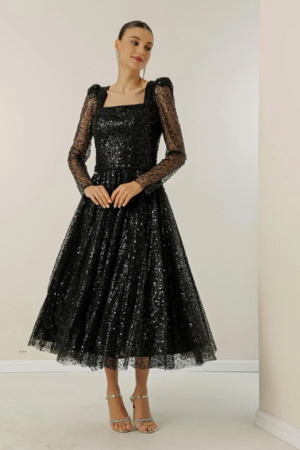 Robe à col carré, manches longues, doublée, sequins et perles