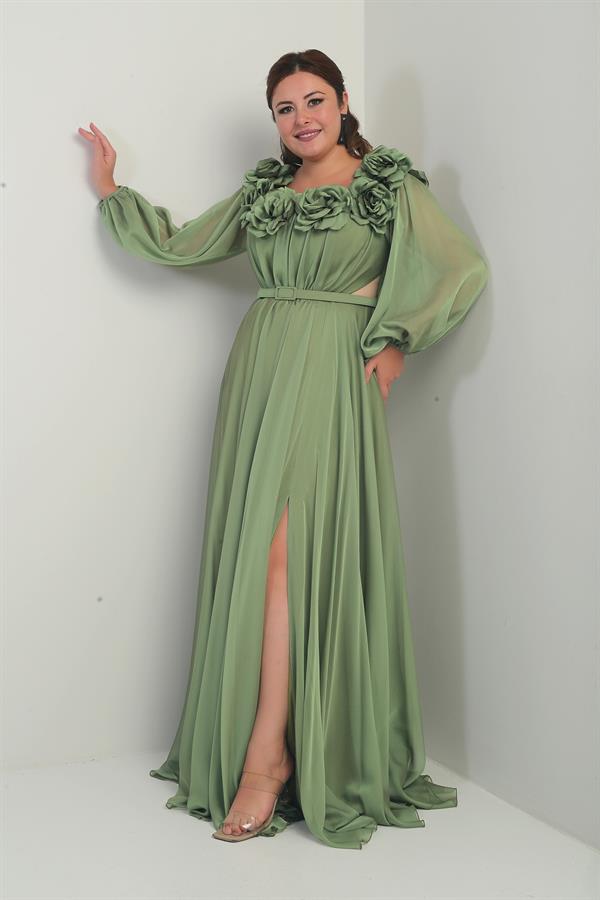 Robe longue BB en mousseline doublée, ceinturée et ornée d'un décolleté Madonna à fleurs