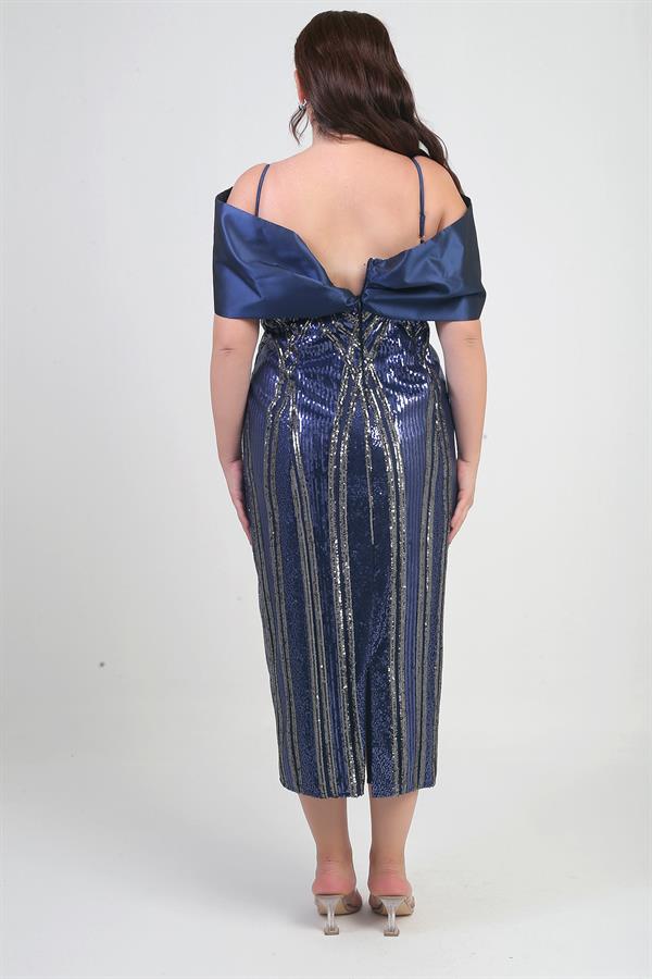 Robe midi grande taille en satin à fines bretelles, col bateau, ornée de sequins et doublée, avec nœud papillon.