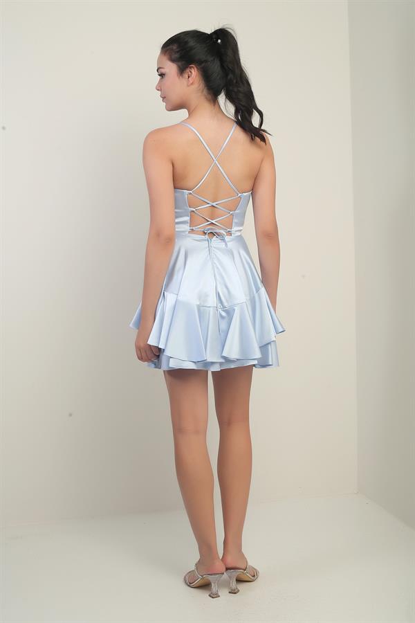 Robe courte en satin à bretelles et armatures, doublée et ornée de plusieurs couches, avec dos nu et bretelles fines.