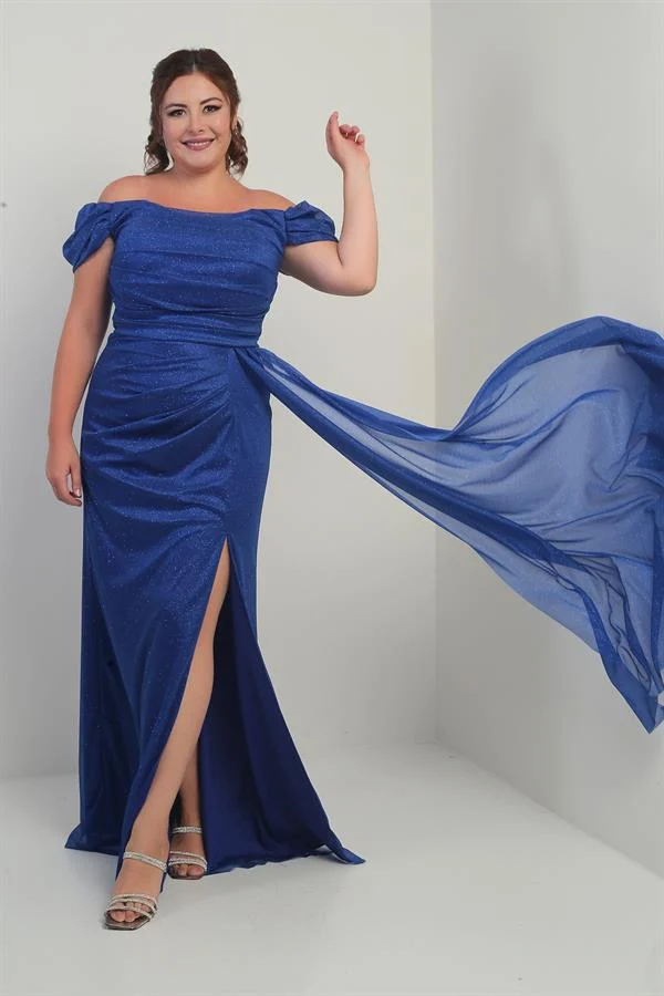 Robe longue pailletée grande taille, manches courtes, doublée, drapée sur le devant et fendue.