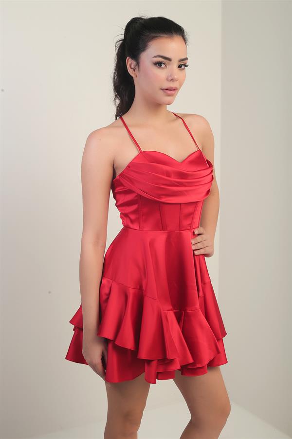 Robe courte en satin à bretelles et armatures, doublée et ornée de plusieurs couches, avec dos nu et bretelles fines.