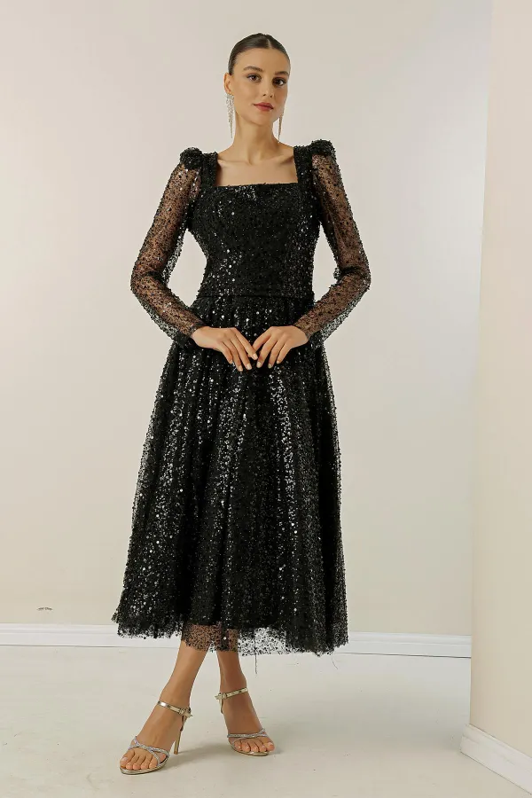 Robe à col carré, manches longues, doublée, sequins et perles
