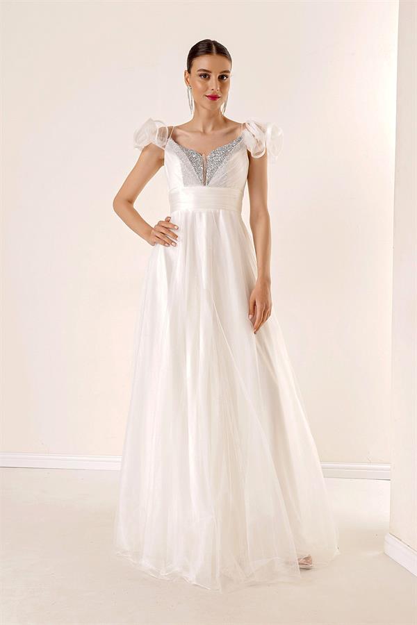 Robe longue en tulle doublée, décolleté en V devant et dos, bretelles spaghetti, manches tombantes, détail en pierre sur le devant.