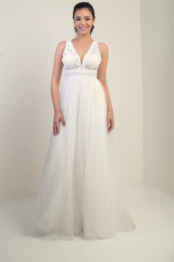 Robe de princesse longue doublée, à col en V et bretelles épaisses, ornée de dentelle et de tulle.