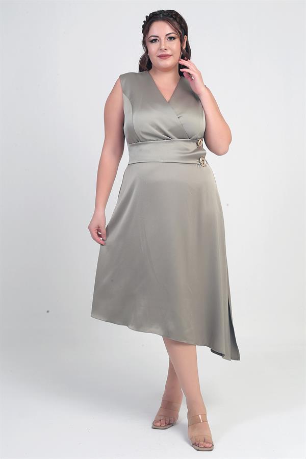 Robe asymétrique grande taille en crêpe satin à encolure cache-cœur et boutons décoratifs