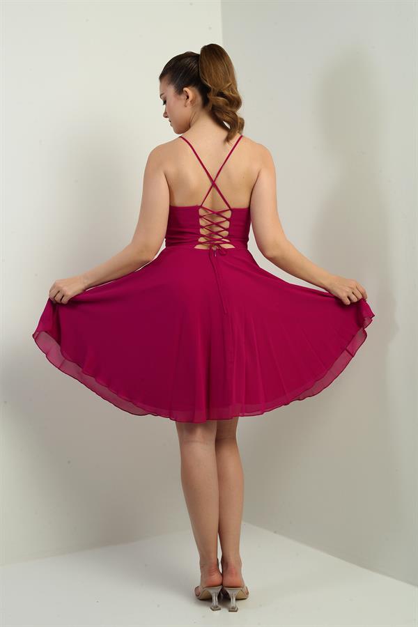 Robe courte évasée en mousseline doublée, à bretelles, à nouer dans le dos et à ouverture sur le devant