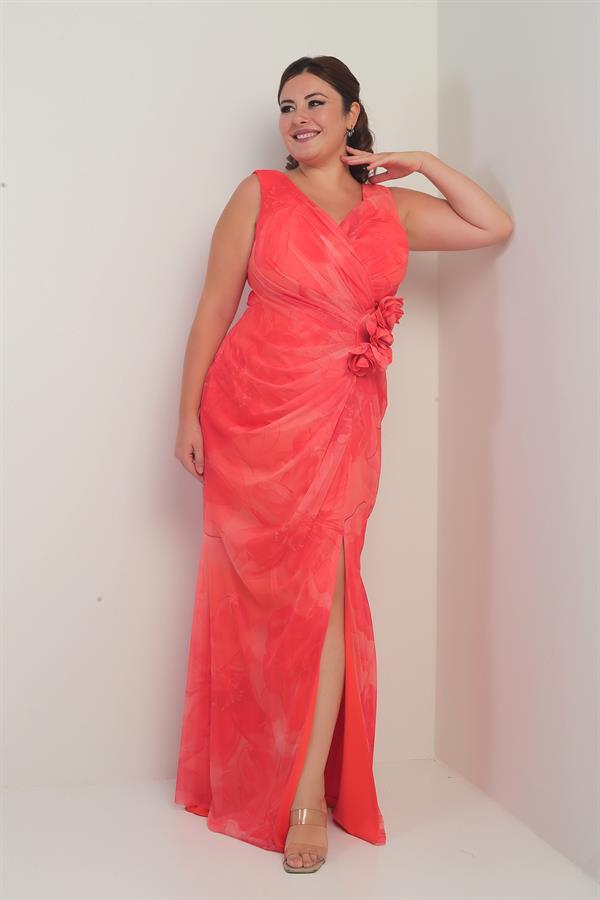 Robe longue en tulle grande taille, doublée, à décolleté en V devant et dos, drapée sur le devant et ornée d'un motif floral 3D.