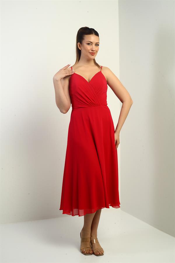 Robe en mousseline évasée à bretelles croisées et dos lacé, doublée, avec encolure cache-cœur et bretelles.