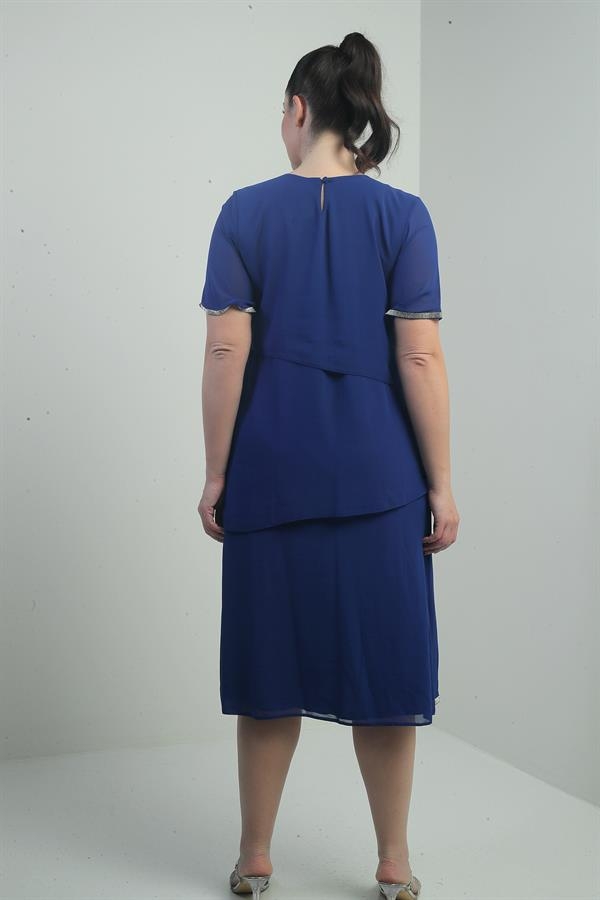 Robe grande taille pour femme ornée de pierres, doublée, à manches courtes et composée de trois couches de mousseline.