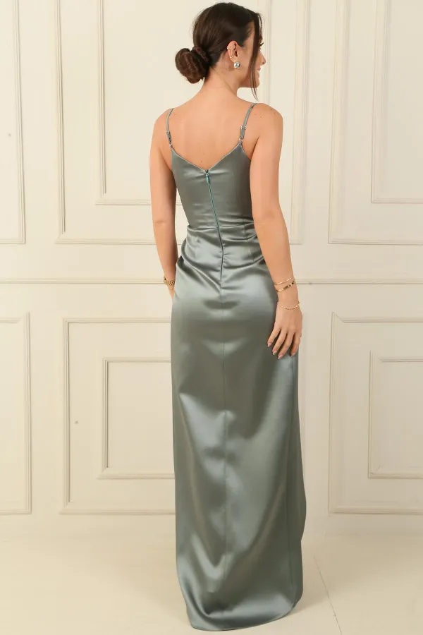 Robe de soirée longue en satin avec col croisé, taille plissée et doublure