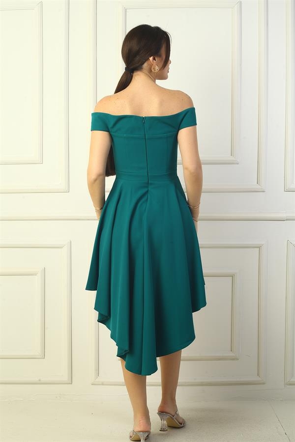 Robe courte évasée en crêpe doublée, décolleté Madonna, devant court, dos long.