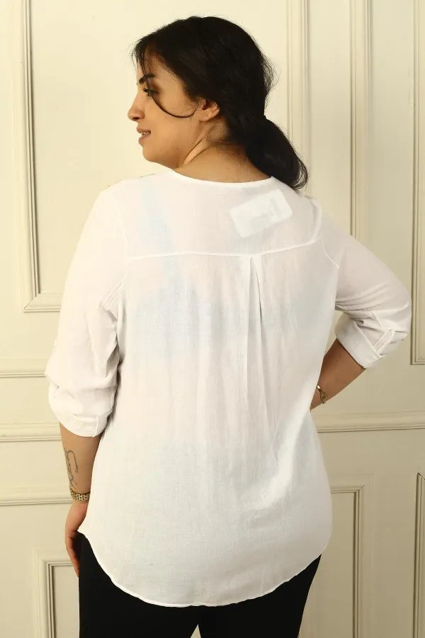 Chemise grande taille en lin lavé avec plis brodés sur le devant et manches rondes